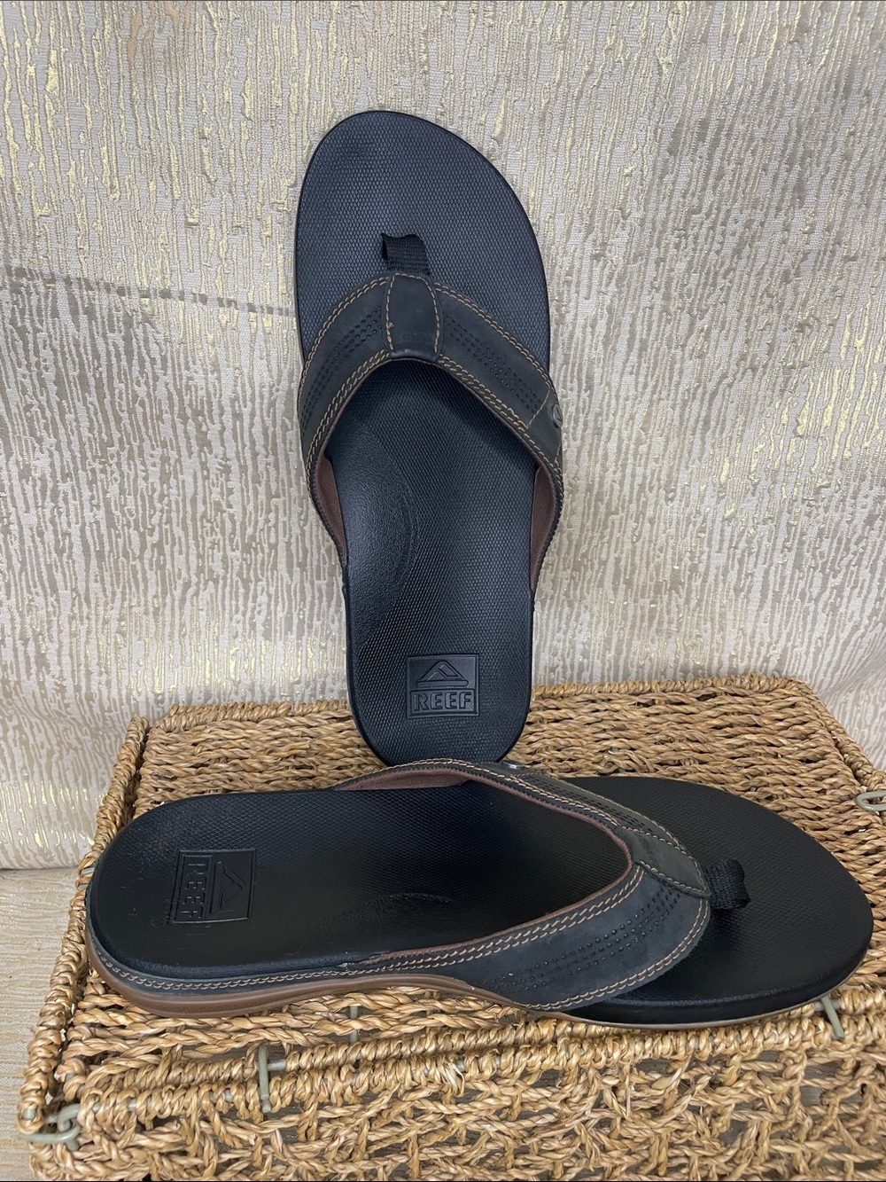 Reef Men’s Black Leather and Brown Stitching COMFY Flip-Flops Sz 10 New